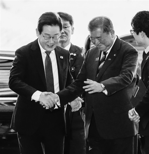 8月23日,日本首相石破茂(右二)在东京首相官邸迎接韩国总统李在明